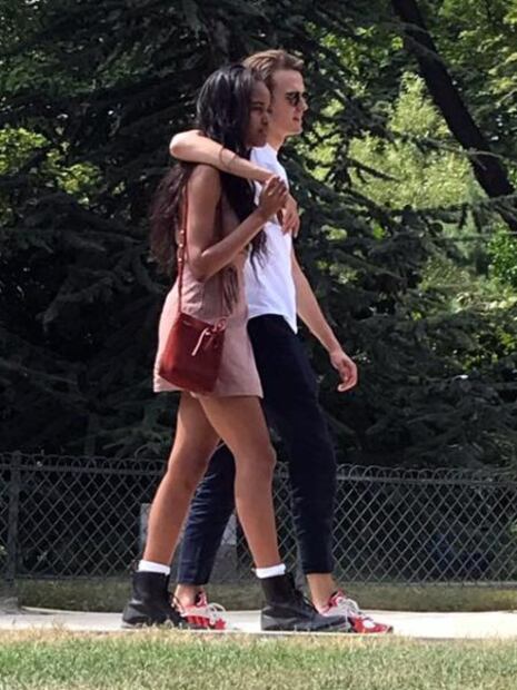 Con minivestido, Malia Obama pasea con su novio en París 