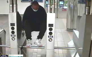 Golpean brutalmente a modelo tailandesa en Metro de Nueva York