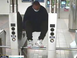 Golpean brutalmente a modelo tailandesa en Metro de Nueva York