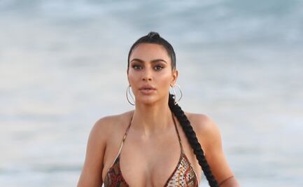 Kim Kardashian luce bikini e impacta con sesión frente al mar 