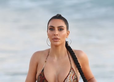 Kim Kardashian luce bikini e impacta con sesión frente al mar