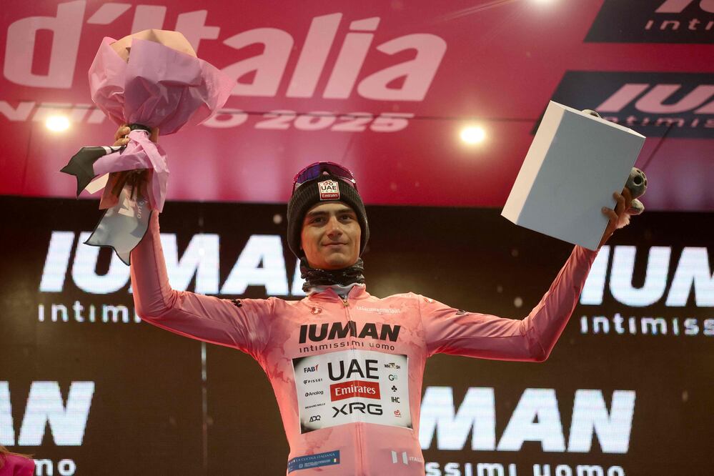 UAE Team Emirates XRG's Mexican rider Isaac Del Toro celebrates the Pink Jersey on the podium of the 10th stage of the 108th Giro d'Italia cycling race of 28.6kms individual time-trial from Lucca to Pisa on May 20, 2025. (Photo by Luca Bettini / AFP)