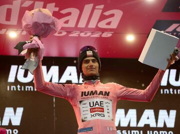 El novato mexicano Isacc Del Toro mantiene liderato en Giro de Italia