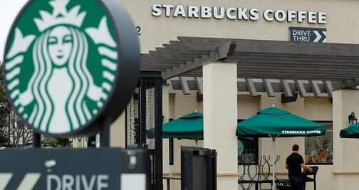 Starbucks emite disculpa, tras echar a 6 oficiales de una tienda