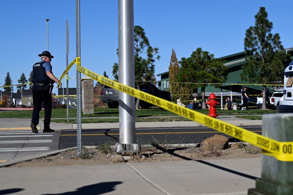 Reportan múltiples víctimas en tiroteo en escuela primaria de Oregon. Foto: (AP Photo/Joe Kline)