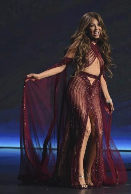  Thalía deslumbra con vestido transparente en los Latin Grammy