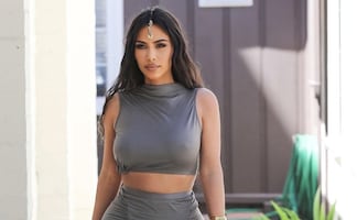 Kim Kardashian luce diminuta cintura con traje de baño en el mar