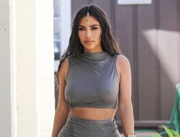 Kim Kardashian luce diminuta cintura con traje de baño en el mar