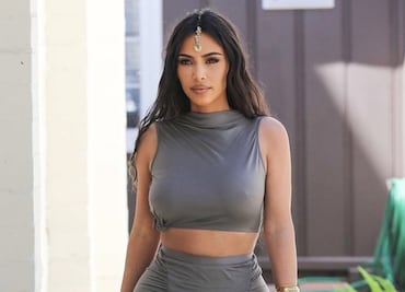 Kim Kardashian luce diminuta cintura con traje de baño en el mar