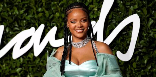 Rihanna conquista los Fashion Awards con minivestido 'aqua'  