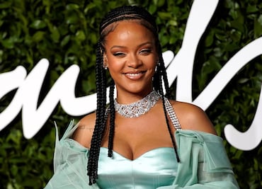 Rihanna conquista los Fashion Awards con minivestido 'aqua'