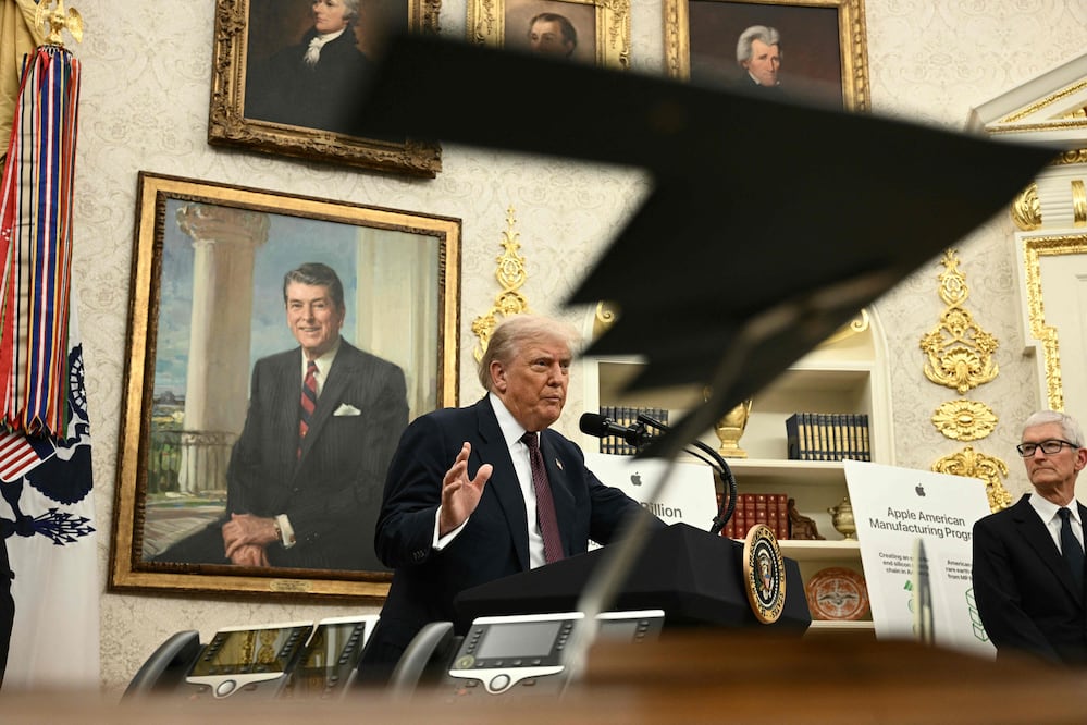 Apple en la mira de Trump: impondrá 100% de arancel a chips y semiconductores hechos fuera de EU. Foto: Brendan SMIALOWSKI / AFP