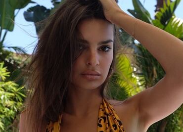 Emily Ratajkowski arrasa con sesión en traje de baño amarillo