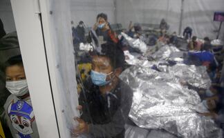 Madre de niño abandonado en la frontera urge a Biden que le entregue su hijo