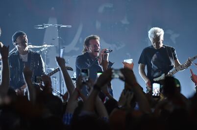 El Sphere de 2,300 mdd se ilumina con U2 en Las Vegas: Celebridades y hits con "UV Achtung Baby"