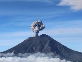 Ceniza volcánica del Popocatéptl alcanza los 2,000 metros de altura; aerolíneas cancelan 22 vuelos en CDMX