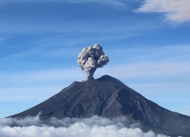 Ceniza volcánica del Popocatéptl alcanza los 2,000 metros de altura; aerolíneas cancelan 22 vuelos en CDMX