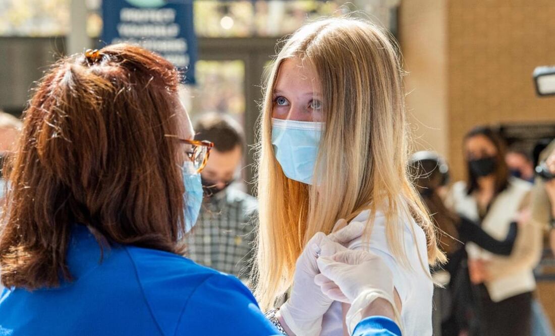 Los cubrebocas vuelven a hospitales de Estados Unidos ante pico de contagios por covid. Foto: AFP