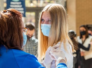 Los cubrebocas vuelven a hospitales de Estados Unidos ante pico de contagios por covid