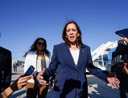 Harris promete sistema migratorio "humano" en visita a frontera con México