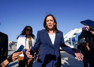 Un nuevo grupo de migrantes enviado por Texas llega a la residencia de Kamala Harris