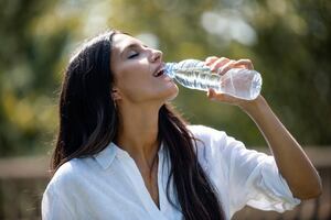 ¡Cuidado! Agua embotellada tiene cerca de 240,000 nanoplásticos, potencialmente peligrosos