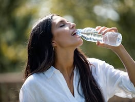 ¡Cuidado! Agua embotellada tiene cerca de 240,000 nanoplásticos, potencialmente peligrosos