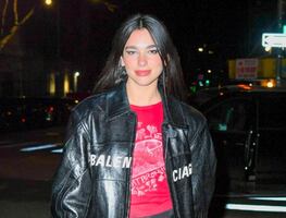Dua Lipa cautiva con minifalda y chamarra de lujo en Nueva York