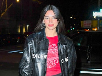 Dua Lipa cautiva con minifalda y chamarra de lujo en Nueva York