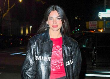 Dua Lipa cautiva con minifalda y chamarra de lujo en Nueva York