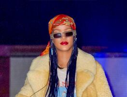 Rihanna presume piernas "de infarto" con shorts de mezclilla
