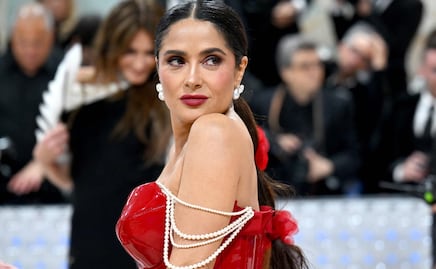 Salma Hayek se luce con traje de baño y belleza al natural a la orilla de la playa