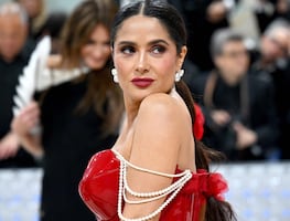 Salma Hayek celebra sus 58 años con micro bikinis de impacto y “eterna” belleza