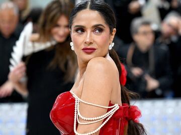 Salma Hayek se luce con traje de baño y belleza al natural a la orilla de la playa