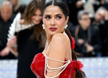 Salma Hayek se luce con traje de baño y belleza al natural a la orilla de la playa