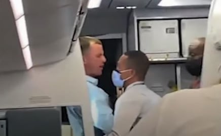 Pasajero se niega a usar cubrebocas y empuja a asistente de vuelo
