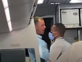 Pasajero se niega a usar cubrebocas y empuja a asistente de vuelo
