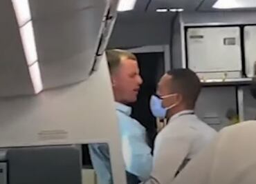 Pasajero se niega a usar cubrebocas y empuja a asistente de vuelo