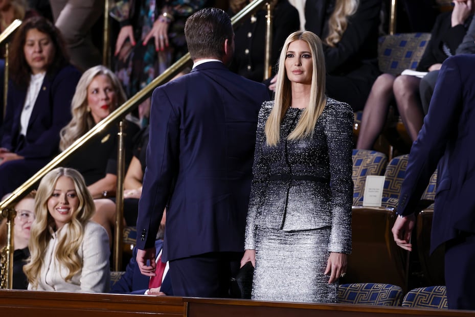 Melania e Ivanka Trump deslumbran en el Congreso con looks de lujo de Dolce & Gabbana y Oscar de la Renta. Foto: EFE / Will Oliver