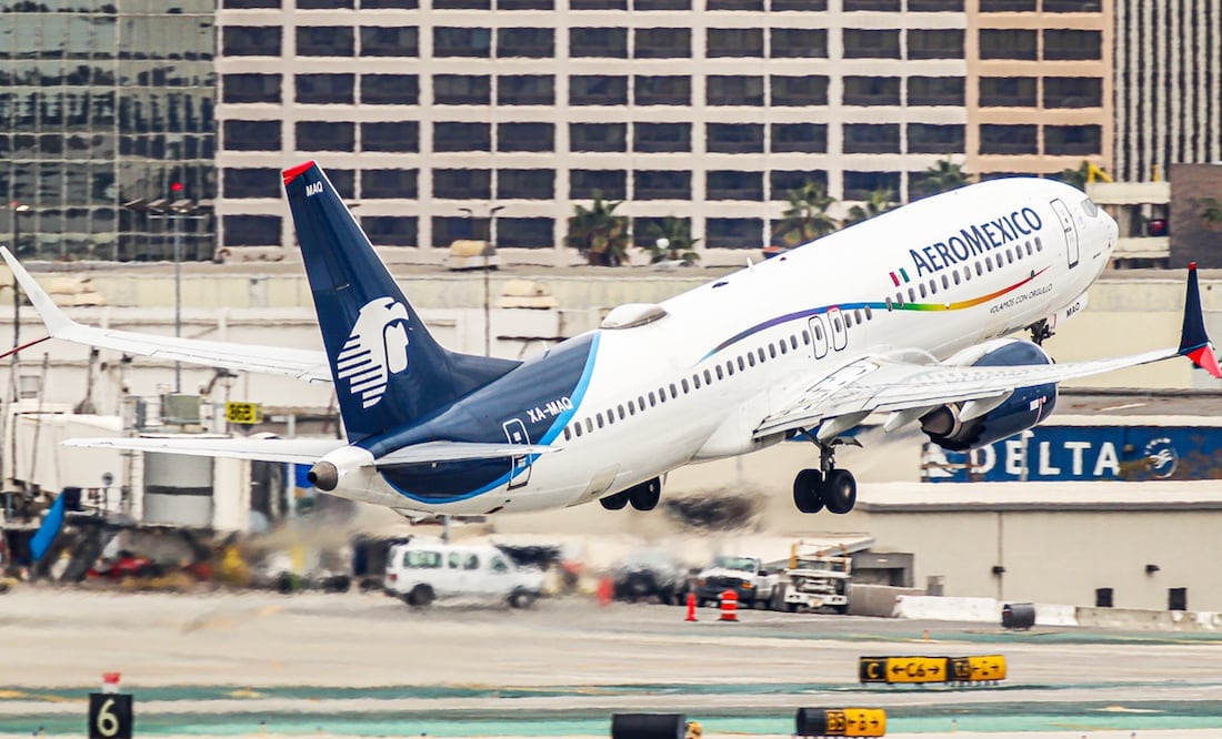 Incidente en AICM: dos aviones de pasajeros estuvieron cerca de chocar en la pista de aterrizaje. Foto: AeroMexico Boeing 737 MAX./iStock/:Bradley Caslin