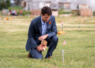 "Me rompe el corazón"; Justin Trudeau lamenta el hallazgo de tumbas indigenas