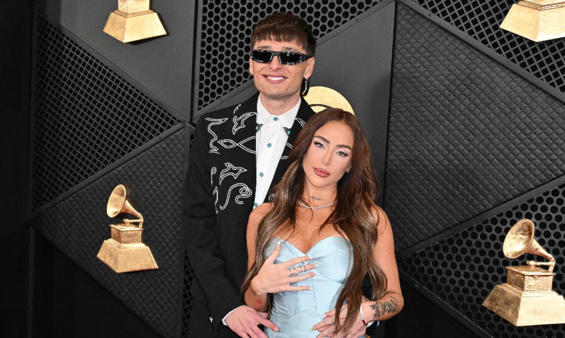 El mexicano Peso Pluma ganó este domingo su primer grammy . Foto Robyn BECK / AFP)