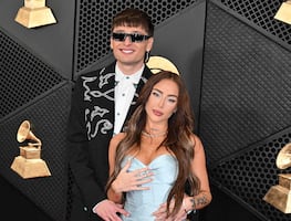 Premios Grammy 2024. Peso Pluma y Nicki Nicole derrochan miel en la alfombra roja