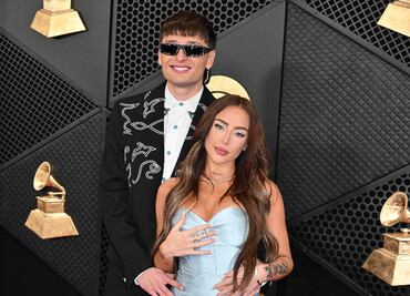 Premios Grammy 2024. Peso Pluma y Nicki Nicole derrochan miel en la alfombra roja