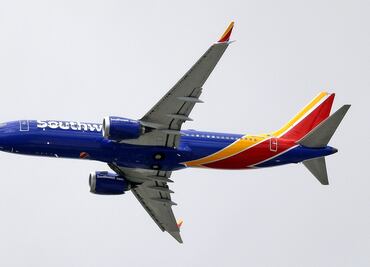 Aerolínea lo ayudó a proponer matrimonio en 1995; lo recrea 25 años después