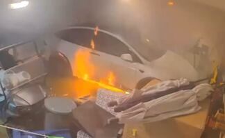 Tesla se incendia en casa inundada tras el huracán Helene; había una familia adentro. VIDEO