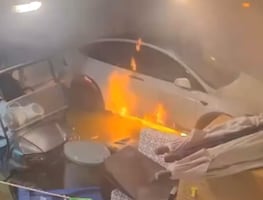 Tesla se incendia en casa inundada tras el huracán Helene; había una familia adentro. VIDEO