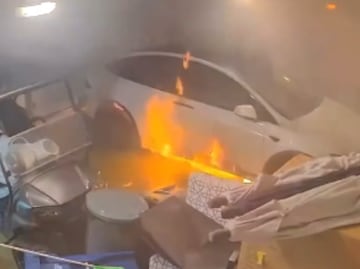 Tesla se incendia en casa inundada tras el huracán Helene; había una familia adentro. VIDEO