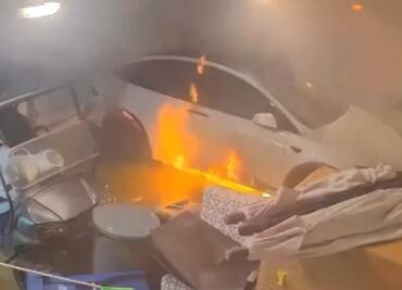 Tesla se incendia en casa inundada tras el huracán Helene; había una familia adentro. VIDEO