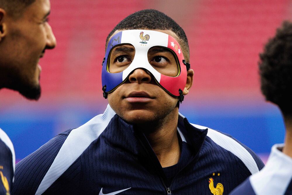 Revelan primeras fotografías de Mbappe tras su fractura de nariz, Foto: EFE/EPA/JENS SCHLUETER